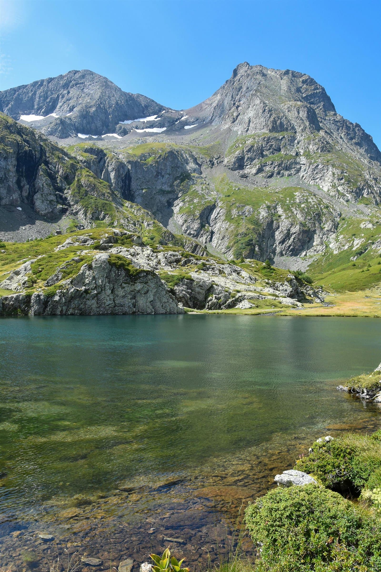 山脉湖泊风景图片样例